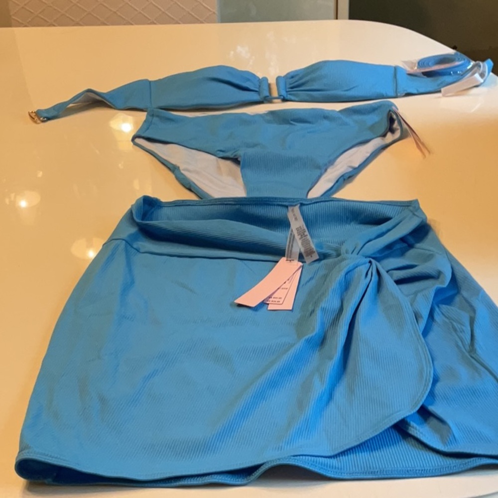 ❤️💜🖤FIRM NWT 3 PIECE Victoria’s Secret 3 piece bikini set.